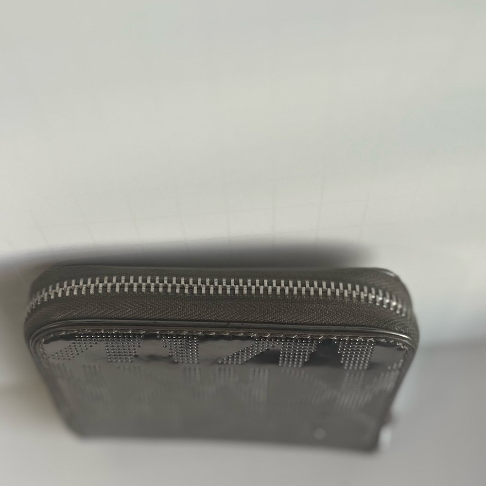 Michael  Kors Jet Set patent logo debossed zip-around wallet. SILVER METALLIC - Picture 5 of 12